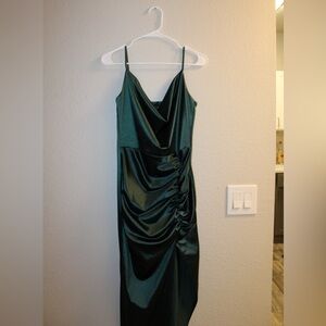 emerald green midi dress from lulus!